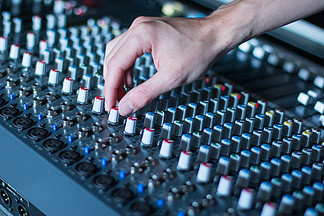 在錄音室進(jìn)行專業(yè)音樂(lè)制作。音響工程師正在工作。